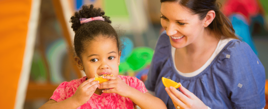 "Criança autista experimentando alimentos laranja, ilustrando seletividade alimentar em crianças autistas"